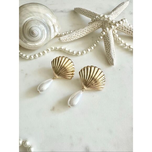 Gold color clamshell with teardrop pearl dangle earrings - Picture 3 of 5